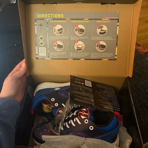 Heelys Force Wheeled Shoes Youth 2 | Boxed w/ Wheels - Picture 4 of 5